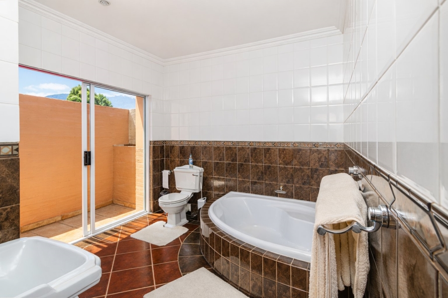 4 Bedroom Property for Sale in Caribbean Beach Club North West